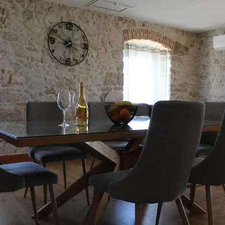 Stone House Karlo Бибинье